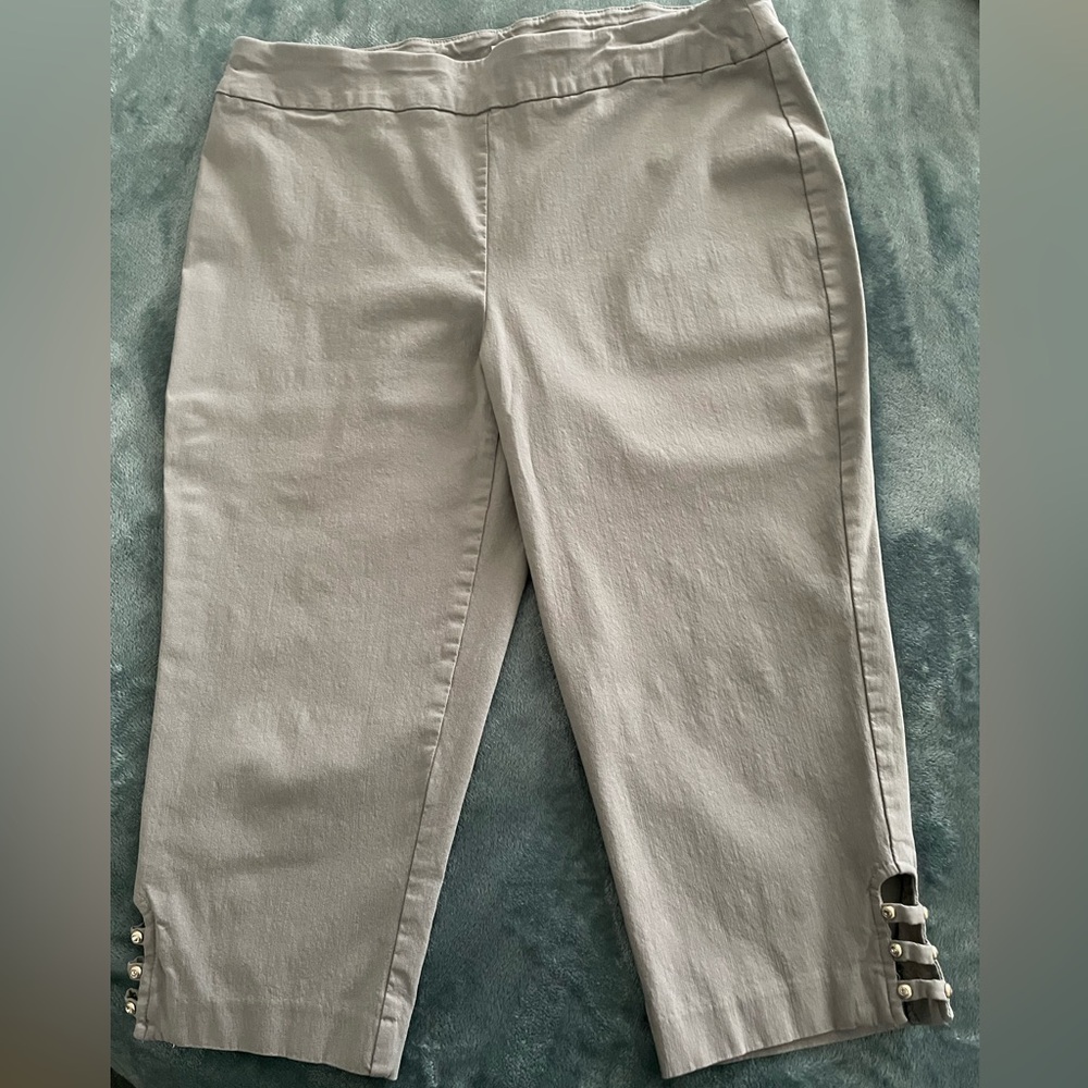 Gray pull up capris